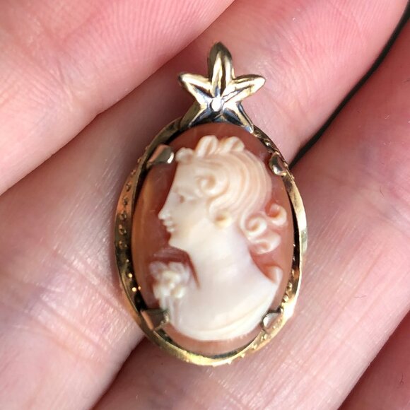 Vintage Cameo Pendant w 4 Prongs Gold Metal Setting Size OS - Picture 9 of 9